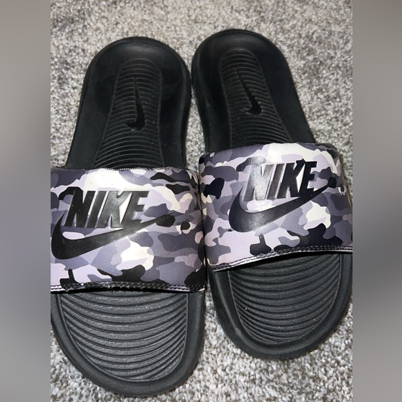 Nike Other - Youth Nike Sandals Size 7